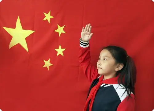 七台河市新建小学开展"我和国旗合个影"活动,少先队员向国旗庄严敬礼.