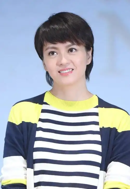 这几十年来,梁咏琪一直保持着短发造型,再也没留过长发.