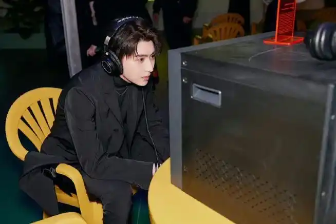 蔡徐坤澳门演唱会排练花絮#带耳麦工作的样子太迷人了@蔡徐坤#蔡徐坤