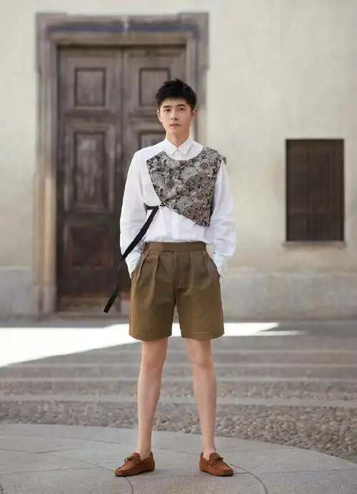 原创刘昊然米兰街拍曝光,穿短裤腿细到没朋友,"半个马甲"亮了!