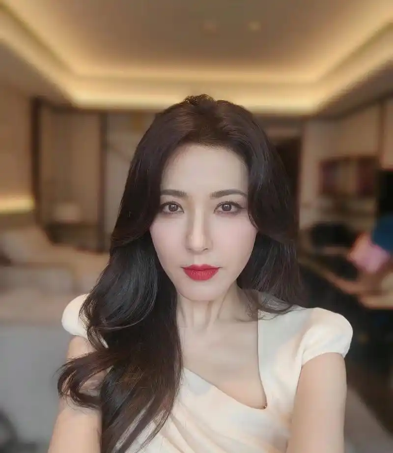 曾黎参加完活动不舍得卸妆,穿着礼服披散秀发美美自拍