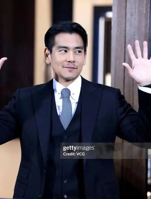 妈耶!彭于晏颜值断崖式下滑,满脸沧桑,金秀贤疑一见钟情女网红