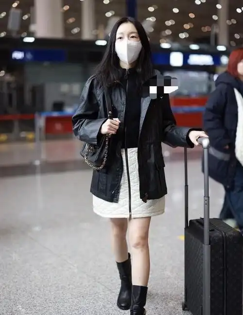 机场生图被土里土气的刘亦菲惊艳从不浓妆艳抹却艳压群芳