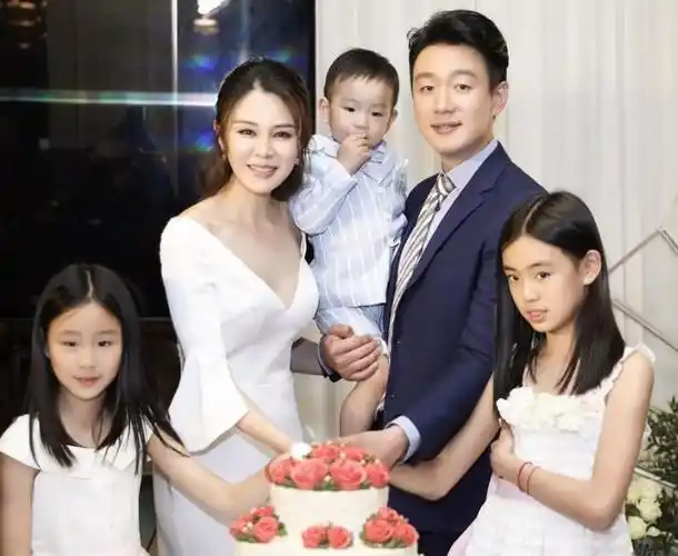 他成名后娶自己老师 结婚11年无绯闻 一家五口其乐融融