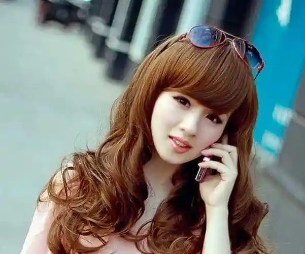 个性活力女生蓬松离子烫发型图片