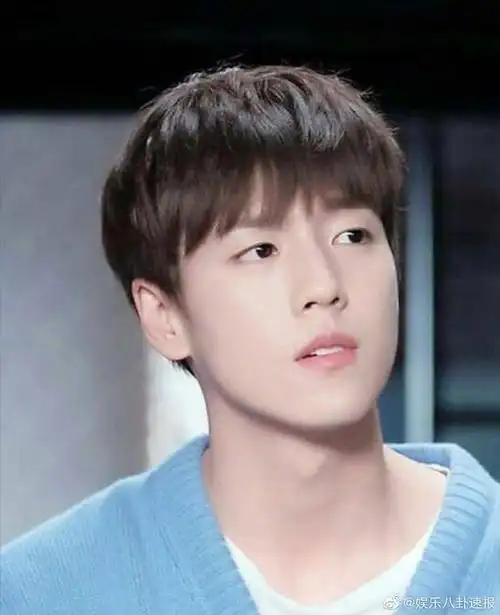 李玹雨也举铁了#参加过《隐秘而伟大》的李玹雨发布会生图,清爽感