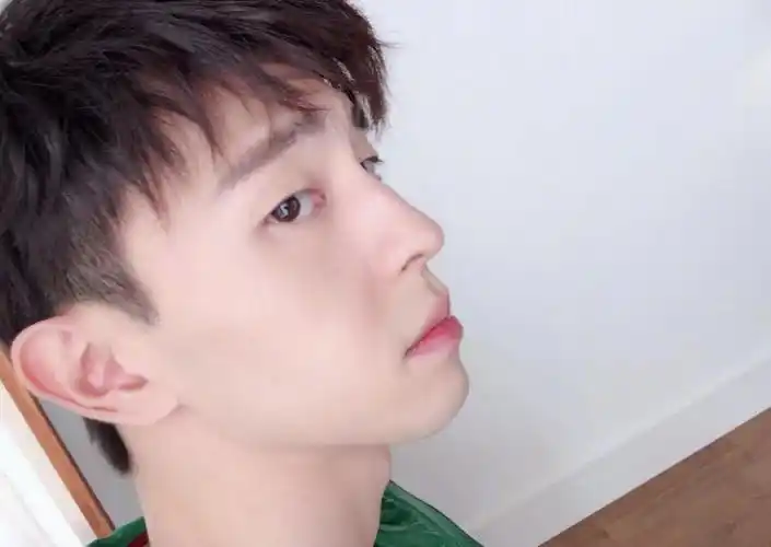 阳光男孩邓伦帅气写真,高清图片-壁纸族