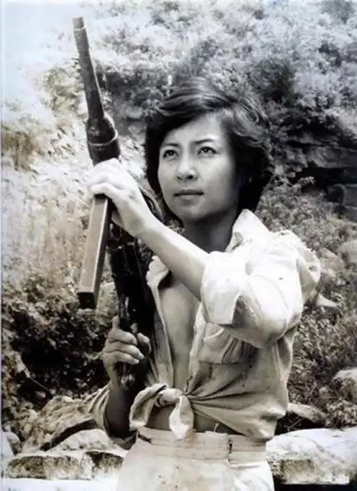 对越反击战, 18岁越军女兵被农民俘虏, 做了什么? 大哭