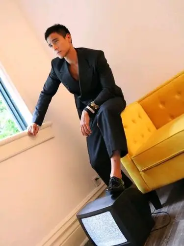 看完邪不压正,除了满满的高级感,只记得彭于晏的美好肉体,穿透屏幕