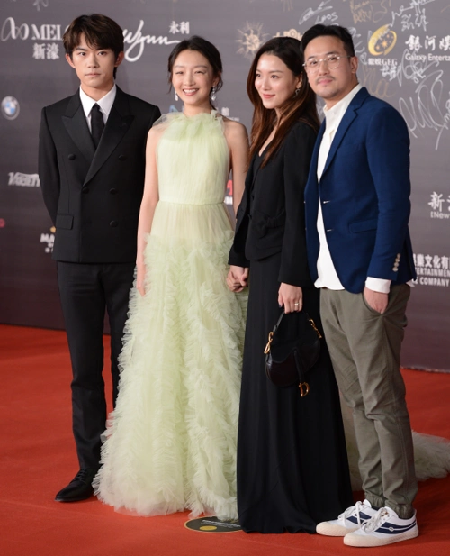 有种距离感叫易烊千玺,与周冬雨并肩走的很近,谁注意他的胳膊