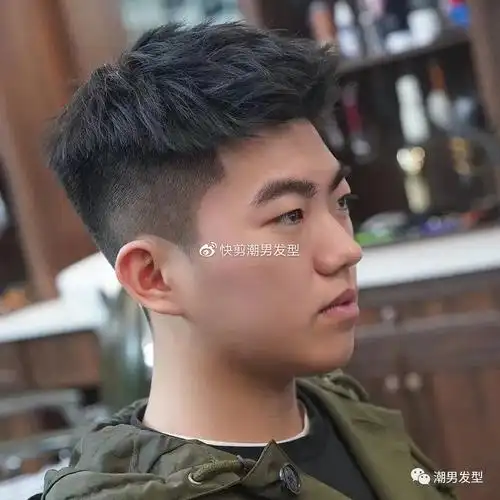 1,两边铲凌乱短发特别是在炎热的天气里,咱们男生的发型就不要留太长