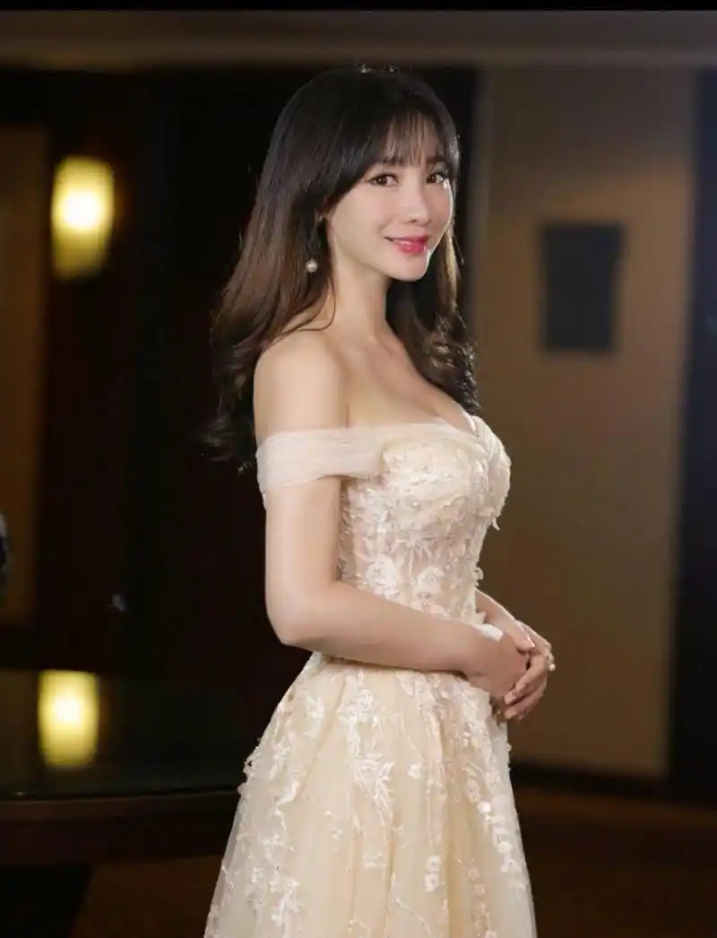 我最喜欢的女明星是来自湖南衡阳的柳岩,有着性感的身材.