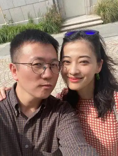 45岁梅婷久违露面出席活动,与男友人搂肩合照,瘦成锥子脸