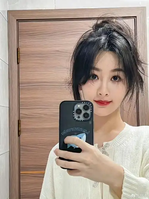 杨紫的鲸鱼手机壳##杨紫晒了两张自拍