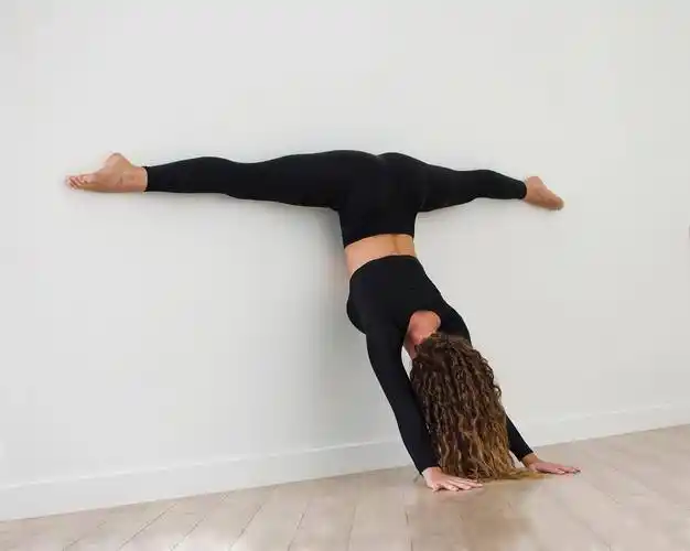 倪妮一袭红衣亮相品牌活动加上瑜伽修饰身材尽显独特女性魅力