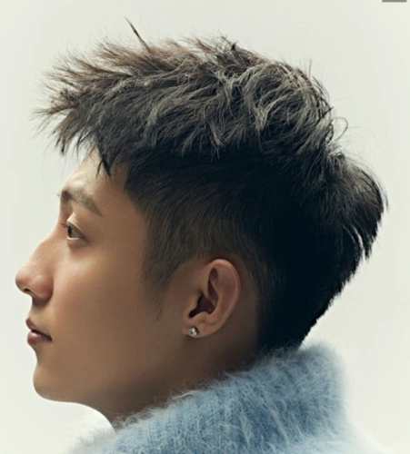 黄景瑜展露迷人侧颜杀 眼神深邃魅力爆表