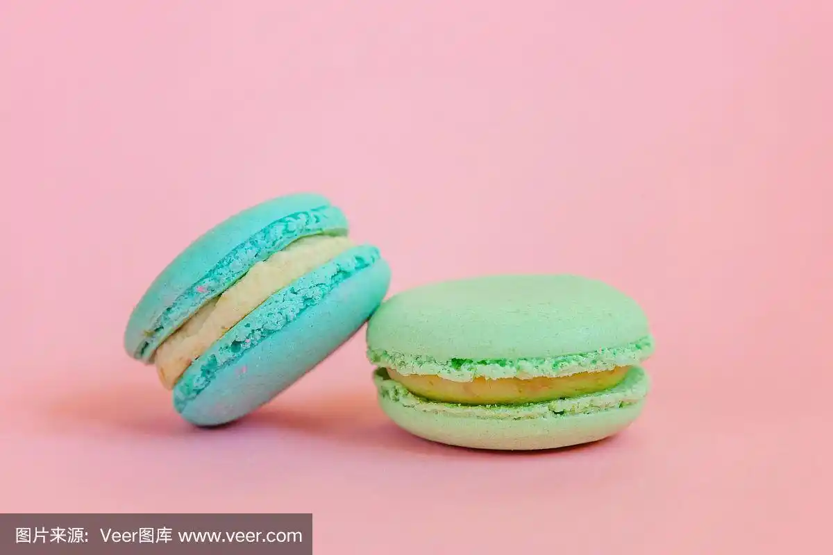 粉色背景上的蓝绿马卡龙