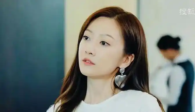 为你逆光而来热播余玥大女主千金妆容吸睛