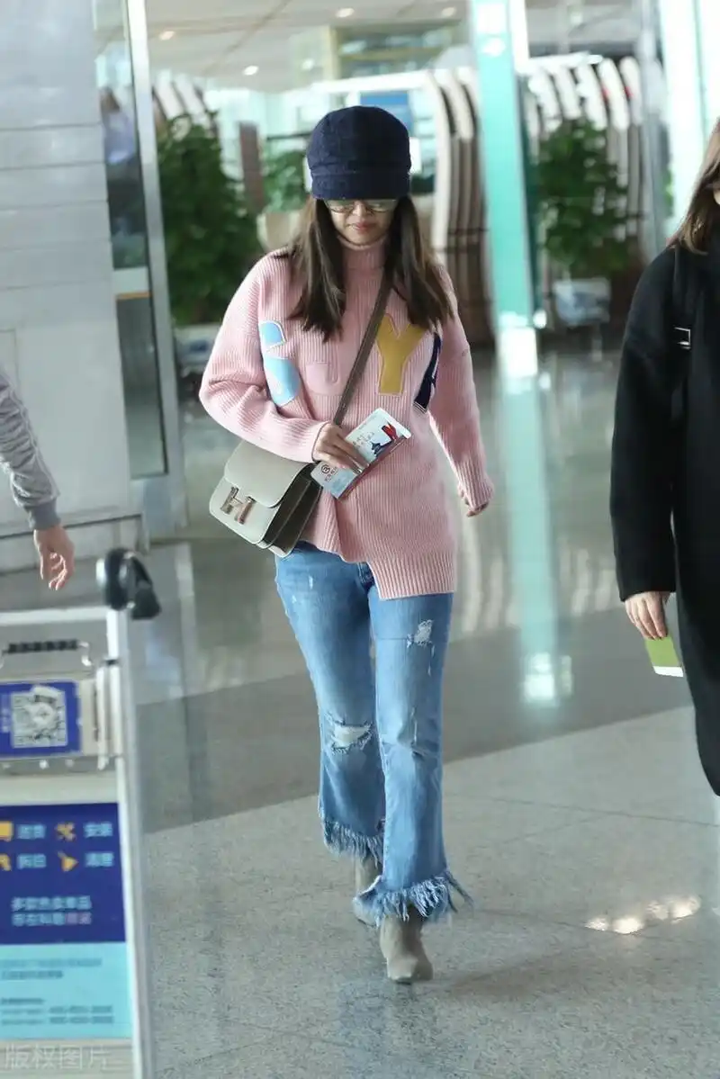 原创林心如真不像当妈的人,穿粉色毛衣配牛仔裤俏皮减龄,像大学生!
