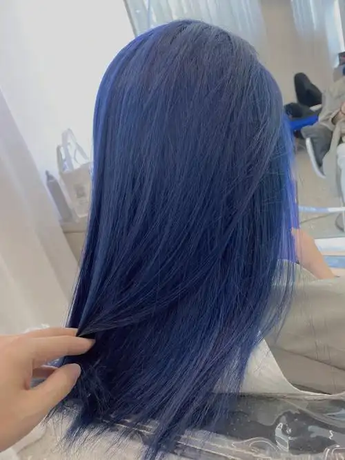 雾蓝色显白发色