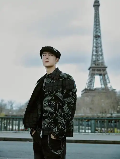 王一博巴黎时装周新照法式格调漫涌