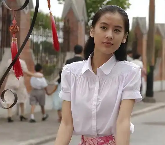 黄圣依依旧保持着青春靓丽的外貌,看上去非常年轻,展现出她独特的气质