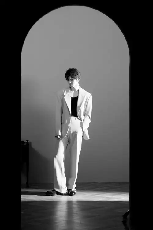 时尚芭莎2019年2月刊封面蔡徐坤其实我不是你们想的那样