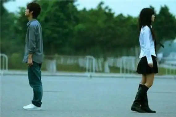 1998年,我考上大学后提出了分手,多年后我却后悔了,哭着求她原谅