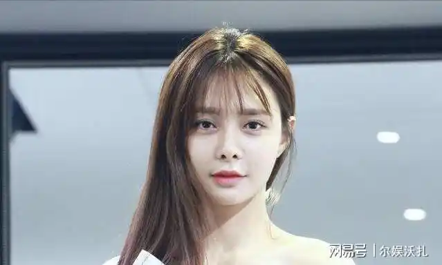 结束9年爱情长跑的沈梦辰晒新疆自驾游白短袖蓝裤子像少女