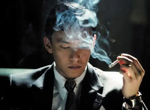 男明星抽烟,鹿晗忧郁,华晨宇陶醉,朱一龙唯美,只有他最无敌!
