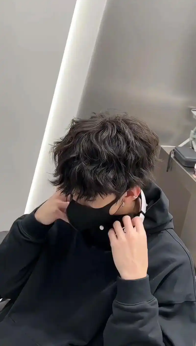 顶级莱斯利卷氛围感拉满#莱斯利卷 #男生烫发发型推荐 #男士 - 抖音