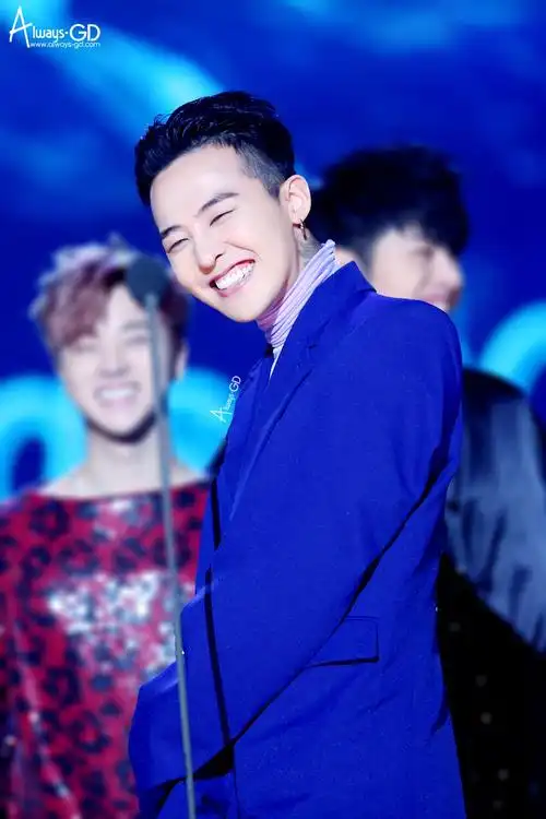 谁有权志龙穿蓝色花外套黑色头发的照片,谢谢