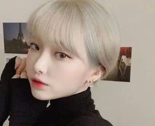 中性风格的女生短发发型,剪个长刘海可以修饰出精致的脸型,而且还可以