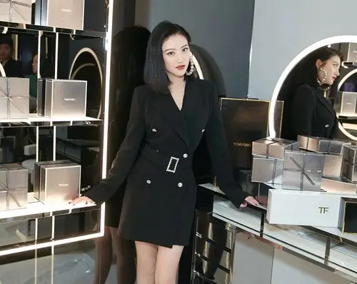 30岁景甜终于换画风,黑色西装裙配干练短发,一对耳环有脸那么大