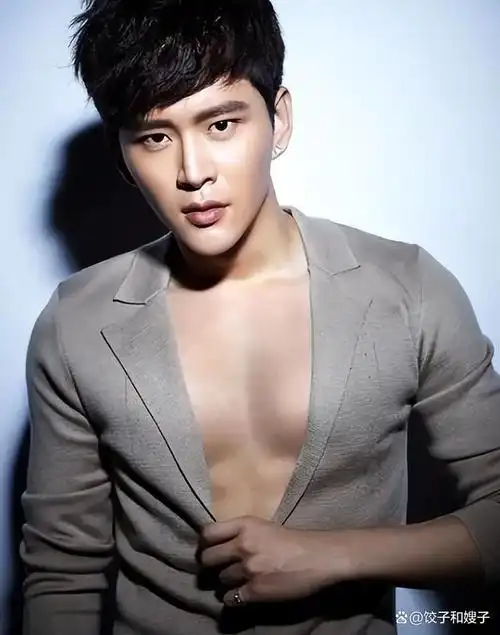 王一博,刘宇宁,强壮肌肉,清新白鹿,灵动周冬雨:明星风采一览