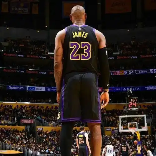 詹姆斯突破39000分大关后转发动态回击质疑者