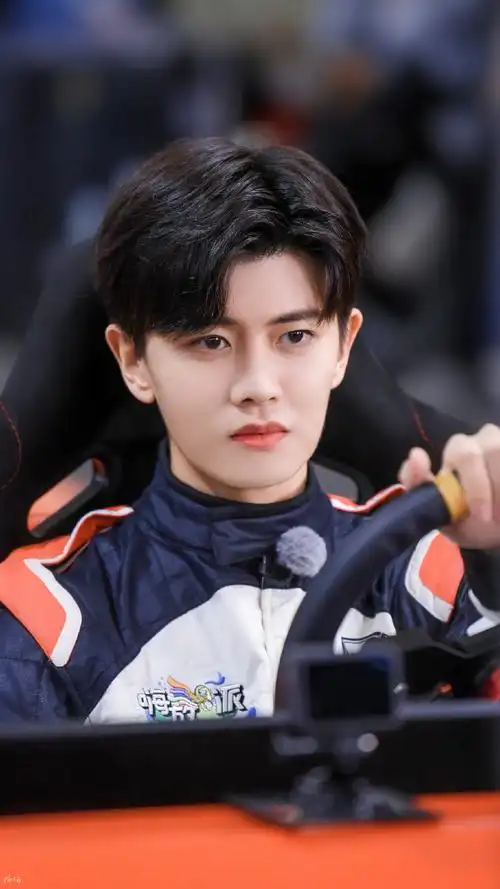 任嘉伦超话|#任嘉伦嗨放派#超酷!90@任嘉伦allen| 嗨放派 | 调修