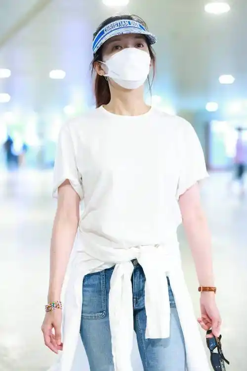 江疏影蓝白色系清爽穿搭现身机场 戴遮阳帽梳高马尾接地气_上海