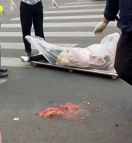 常州周新闻报毛骨悚然女子被重型卡车碾压脑部组织散落一地