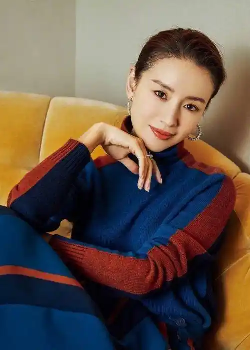 怪不得董洁喜欢素颜走机场40岁还是那么清纯漂亮就是有点憔悴