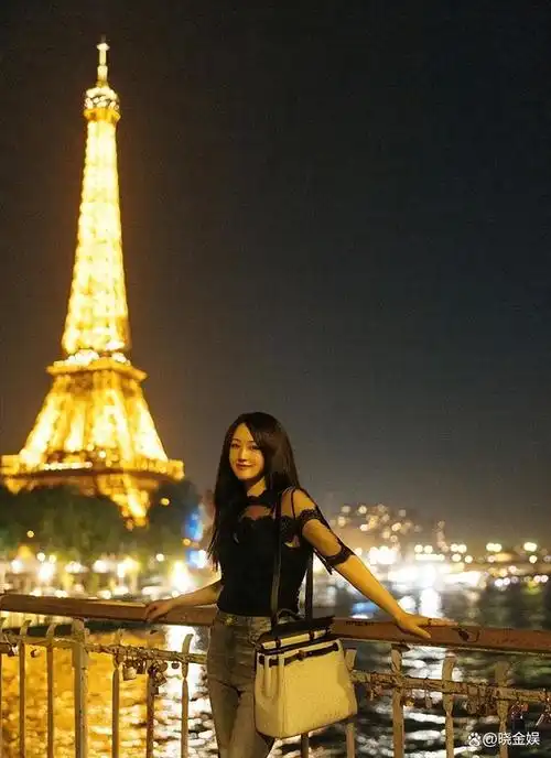 杨钰莹:今年第6次到访西欧,在意大利米兰大教堂广场"喂鸽子"