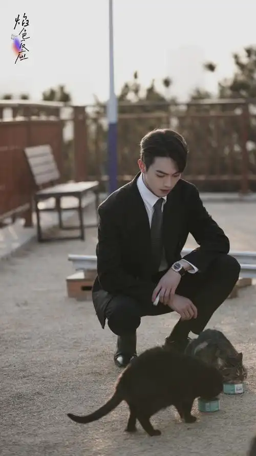 许凯你比星光美丽黑西装饭拍路透