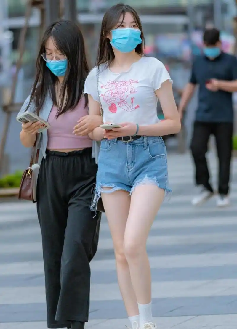 街拍牛仔短裤热裤美女口罩都遮不住你的颜值