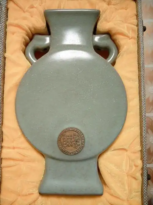 北宋宣政年间御贡官窑器抱月瓶