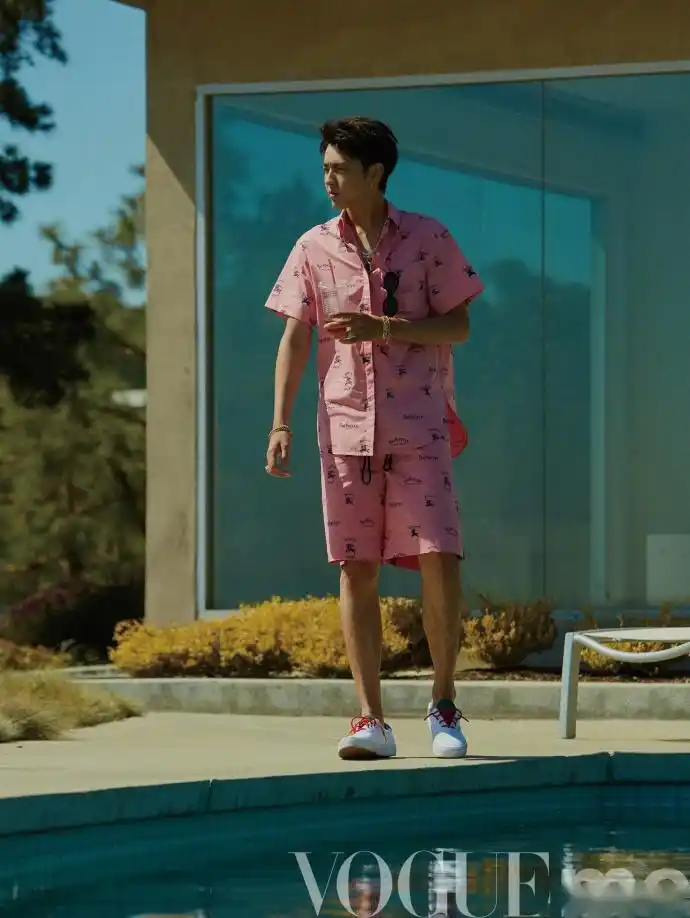 吴亦凡加州阳光下,碧蓝泳池边,音乐凡在最好的时光,释放无尽的青春