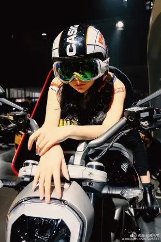 长沙车展 — 富士x70下的杜卡迪and车模