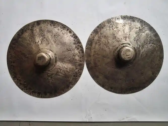 铙与钹的区别是:铙面薄而翘,帽小而顶平,帽径约当 全径的1/5～1/4;钹