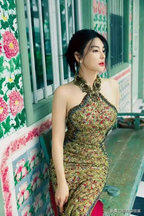 张雨绮的身材真丰腴穿挂脖旗袍秒变大号水蜜桃性感又迷人