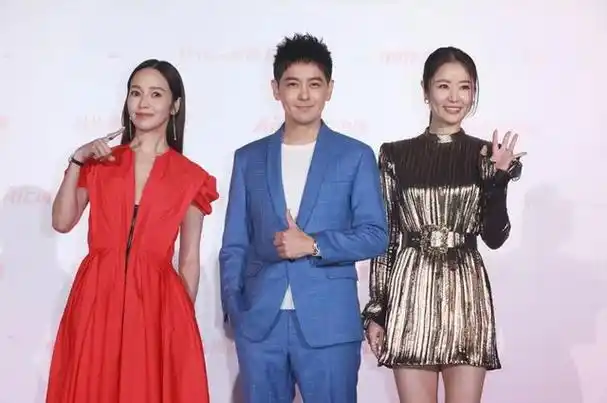 林心如同框旧爱好尴尬,鎏金裙穿出阿姨油腻感,林志颖还是鲜肉