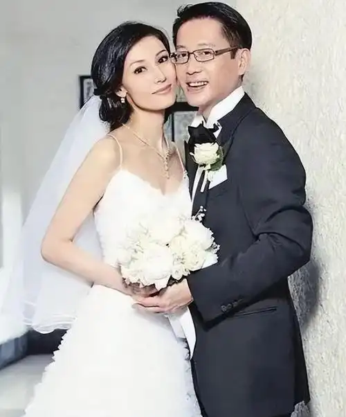 李嘉欣陪了刘銮雄10年,为何大刘离婚了也没有娶她